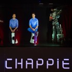 Hugh Jackman y Neill Blomkamp en la rueda de prensa holográfica de Chappie (3)