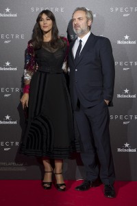 Monica Belluci y Sam Mendes en la premier de Spectre
