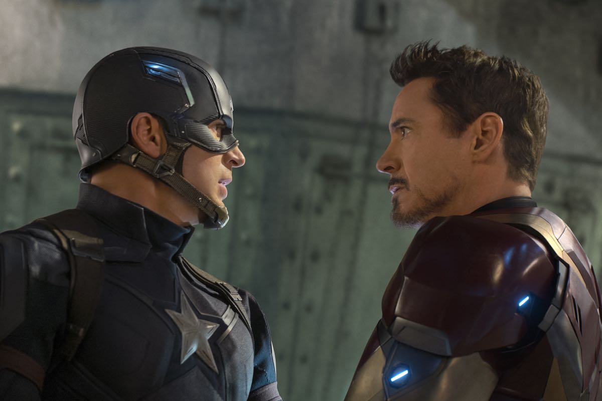 Chris Evans y Robert Downey Jr. en Capitán América: Civil War