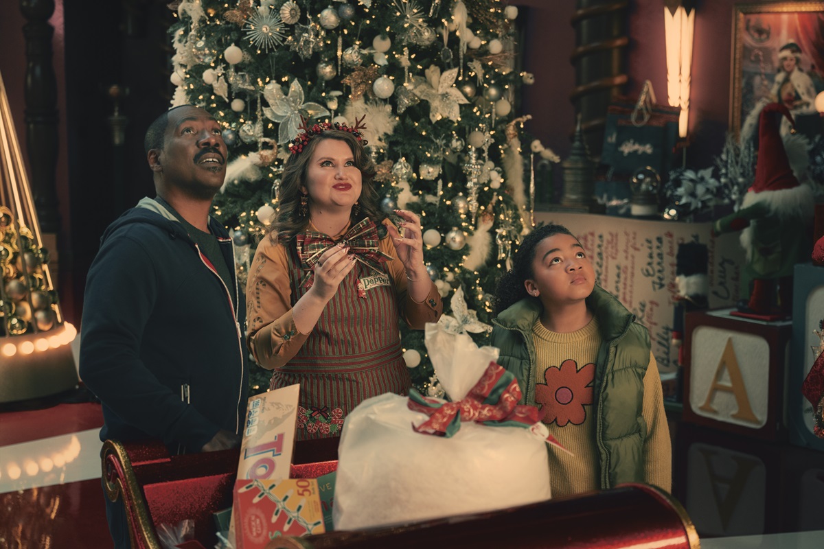 Eddie Murphy, Jillian Bell y Madison Thomas en Navidad Candy Cane Lane